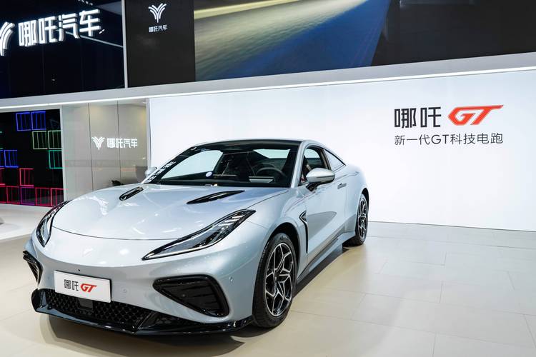 重庆284哪吒汽车在智能汽车领域的表现，领途汽车在新能源汽车市场中的影响力